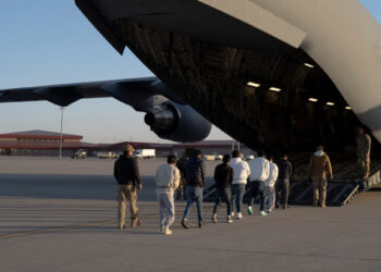 Les États-Unis expulsent des migrants latino-américains vers l’Afrique