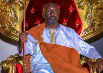 Ouganda un journaliste couronné roi après un conflit de succession